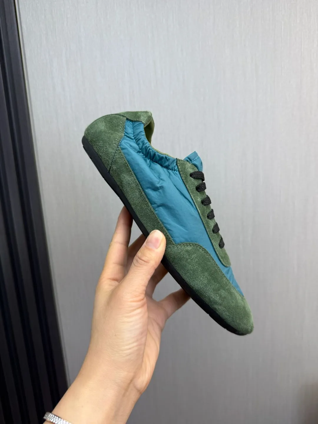 Men's shoes 💰600💰 PRADA 2025 Early Spring Collapse New Couple Style Sports Shoes Moral Training Shoes The name Collapse comes from the fact that it can be easily put on and taken off with bare hands. The light and comfortable features make it more relaxed and casual. The side elastic design can be worn twice! Super comfortable catwalk sneakers, as light and thin as ballet slippers, as comfortable as sneakers, comfortable and super light on the feet. Fabric: nubuck leather spliced ​​with nylon cloth. Silk cowhide foot pads. Size: Women's code 35/40 Men's code 39/45